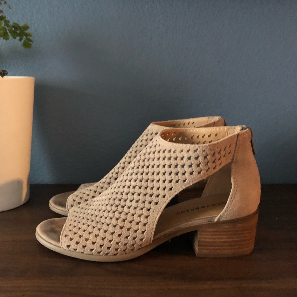 Lucky Brand Beige Sandals
